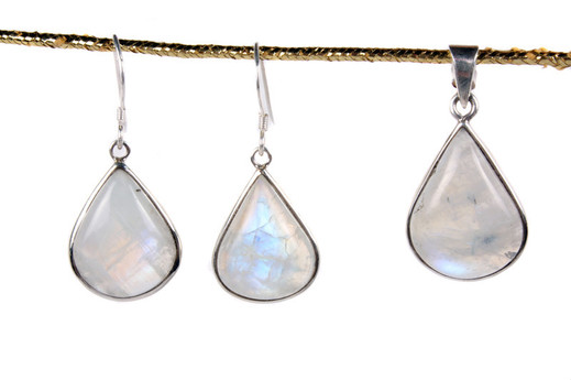 A set of jewellery made of moonstones 